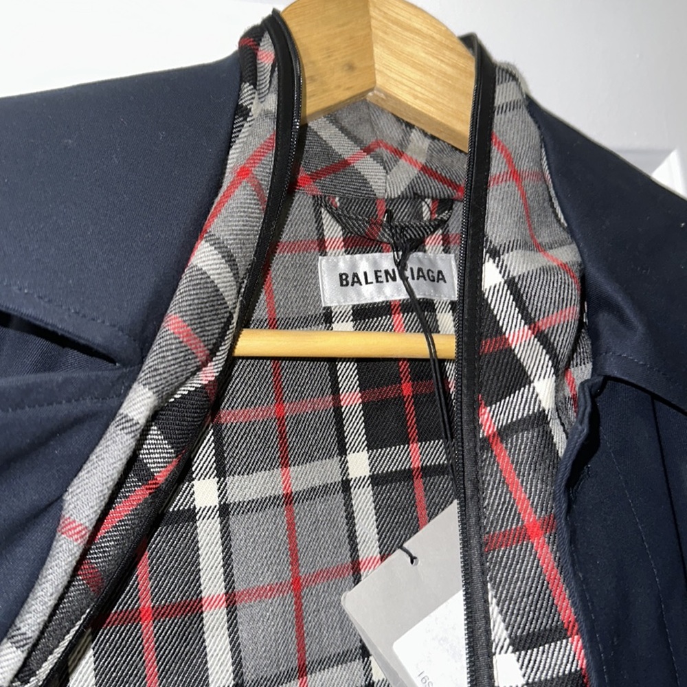 Balenciaga trench coat with plaid lining. unisex/mens size 36.